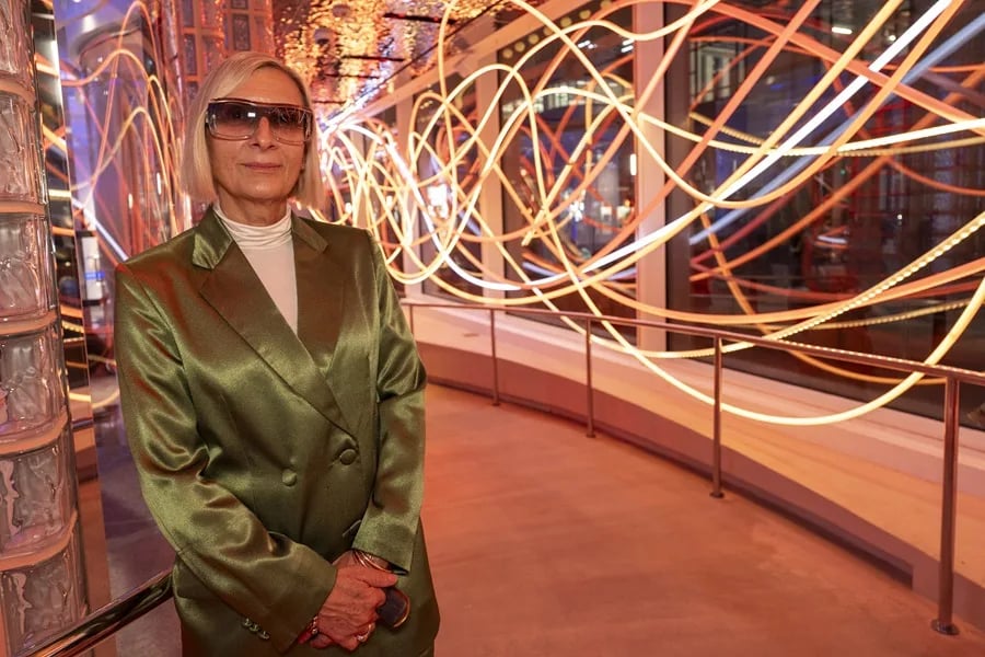 La artista peruana Grimanesa Amorós captura la energía neoyorquina en una gran estructura de luces, per the EFE website.