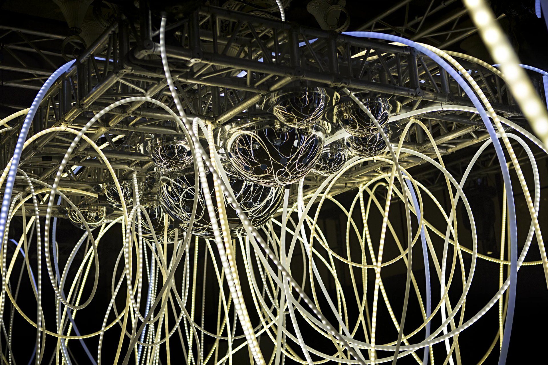 Grimanesa Amoros GOLDEN CONNECTION light installation