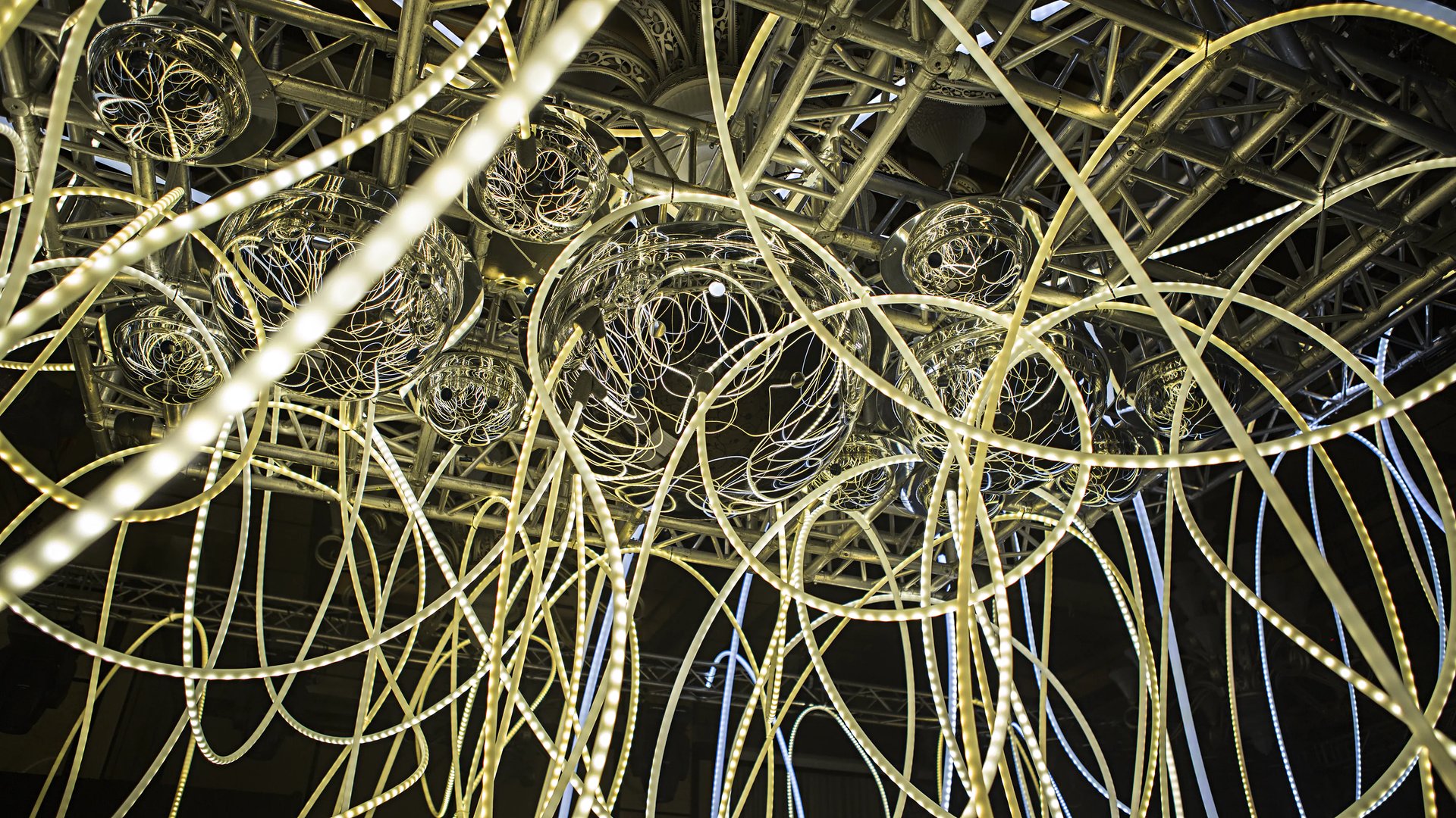 Grimanesa Amoros GOLDEN CONNECTION light installation