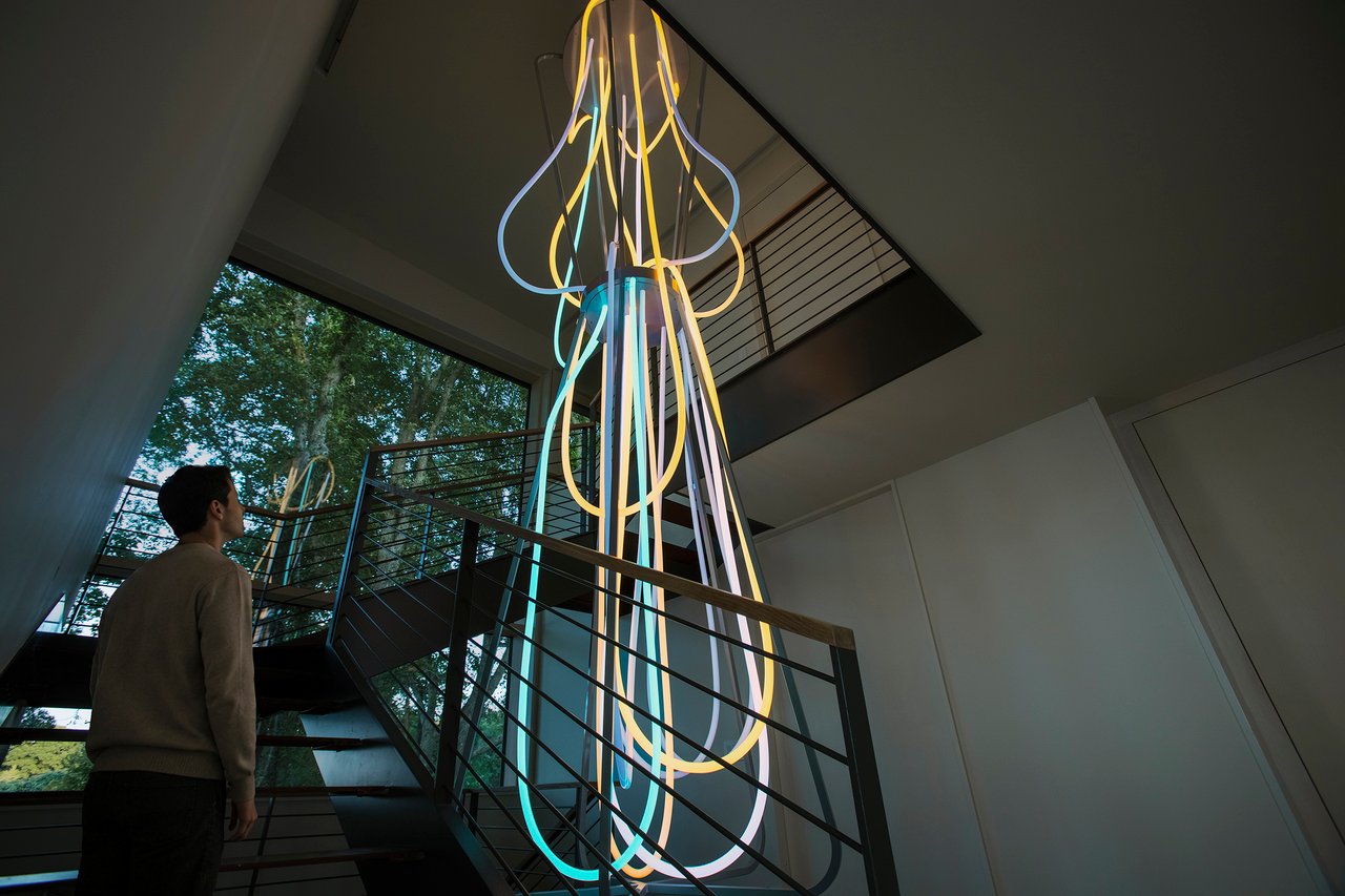 Grimanesa Amorós AETERNUM — 16-foot private commission LED sculpture and light sculpture at a residence, Shelter Island, New York, 2023. Made of LEDs and diffusion material, this vertical hourglass light sculpture draws on the ancient Incan lunisolar calendar to meditate on the eternal dance between sun and moon, conceived as a tribute to two collectors who see themselves as twin flames. Light sculpture by Grimanesa Amorós.