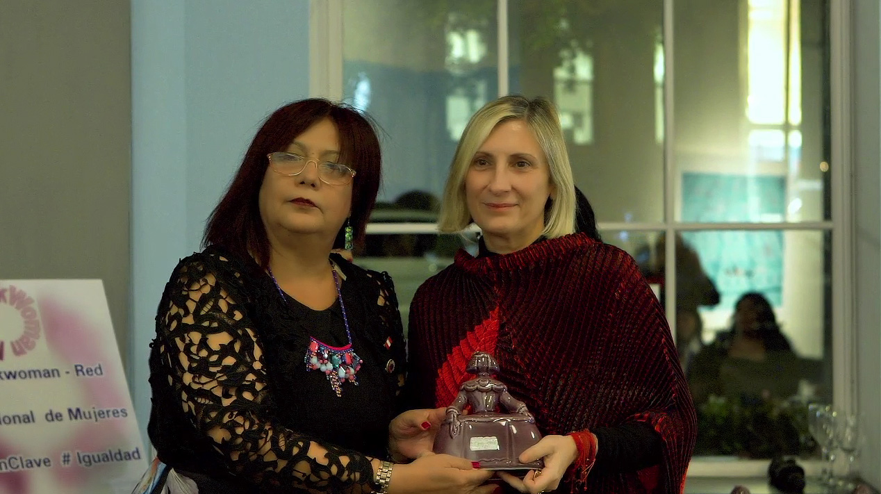 grimanesa amoros receiving the networkwoman premio menina award